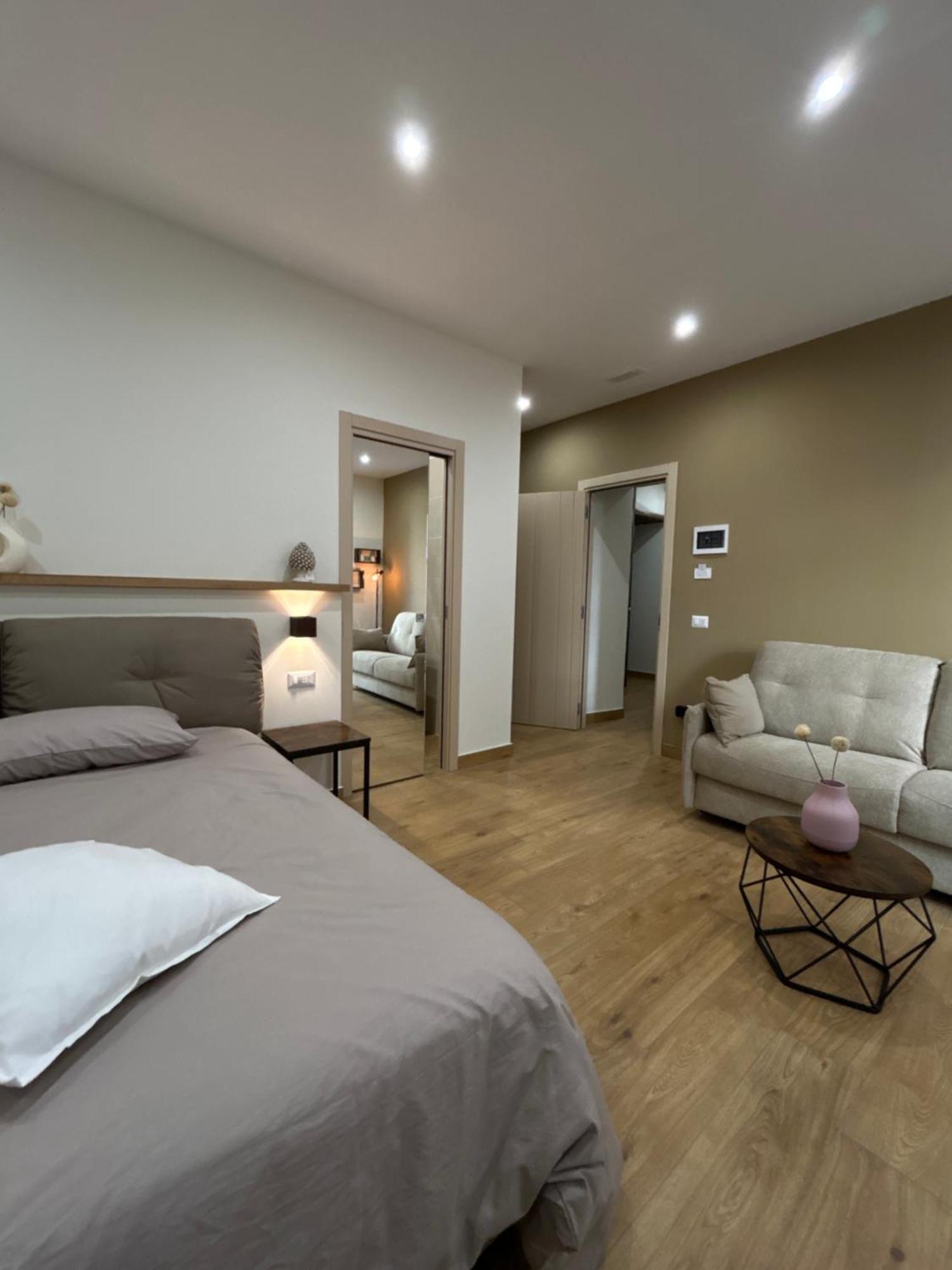 נאפולי Somnia Luxury Rooms מראה חיצוני תמונה